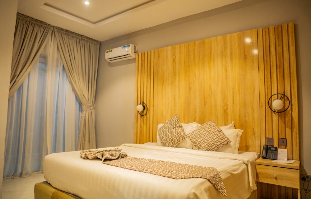 6 Bed Room