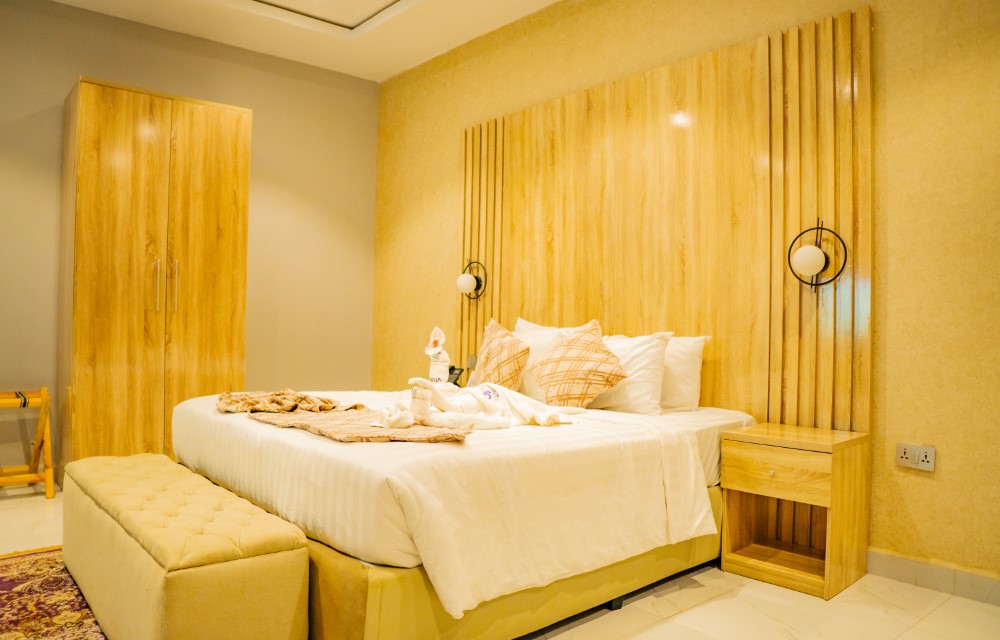 10 Bed Room 